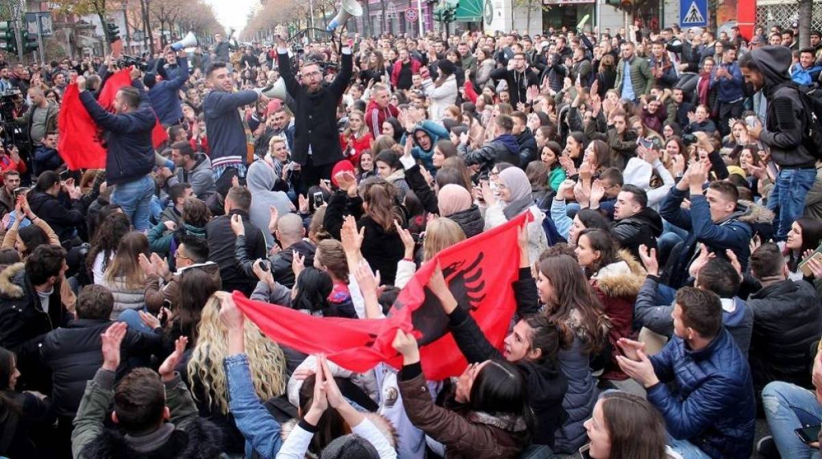 Αλβανία: Αντικυβερνητική συγκέντρωση - Συμπλοκές διαδηλωτών με την αστυνομία