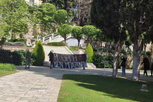 Ρουβίκωνας: Πανό για τα Τέμπη σε Βουλή και Προεδρικό Μέγαρο