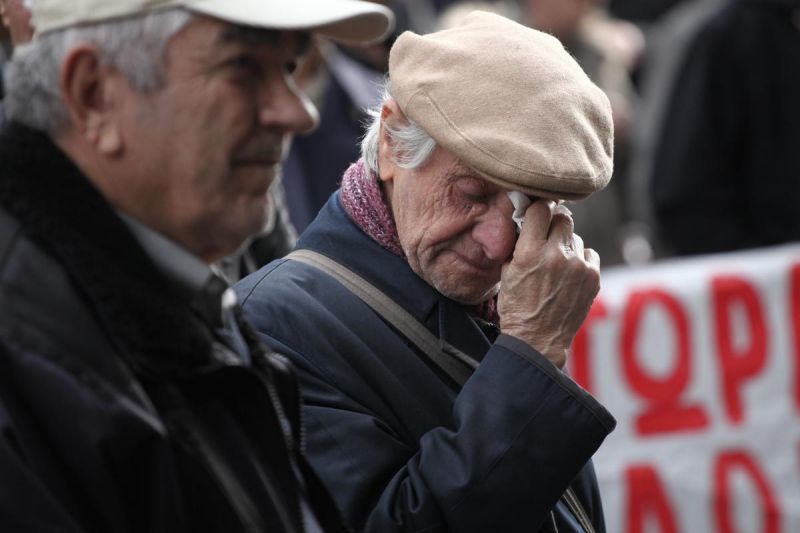 Μνημόνιο: Αυτές είναι οι συντάξεις που “τσεκουρώνονται”