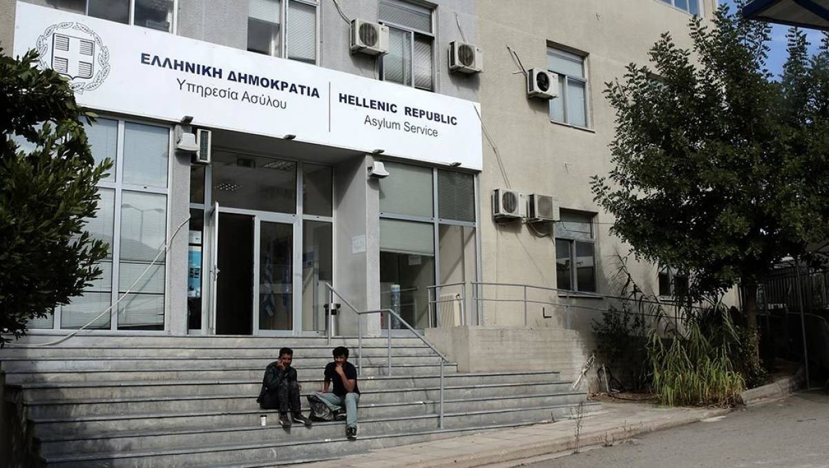 Σε λειτουργία η πλατφόρμα για τις άδειες διαμονής μεταναστών