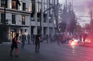 Επεισοδιακό συλλαλητήριο στο Σύνταγμα για το ναυάγιο- 26 προαγωγές