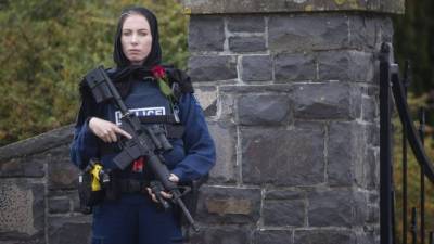 Νέα Ζηλανδία: Αστυνομικός φόρεσε μαντίλα στις κηδείες των θυμάτων