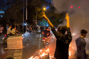 Σε τεντωμένο σχοινί το Ιράν: Απειλές από το καθεστώς, κάλεσμα από τον Παχλαβί για κατάληψη πόλεων