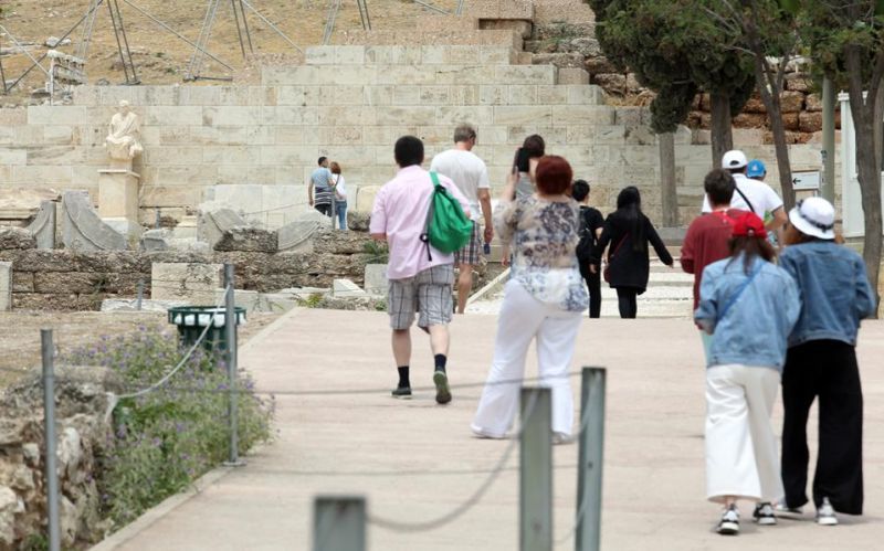 Διψήφια αύξηση στα τουριστικά έσοδα τον Απρίλιο
