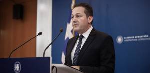 Πέτσας: Δεν υπάρχει δίλημμα μεταξύ οικονομίας και υγείας