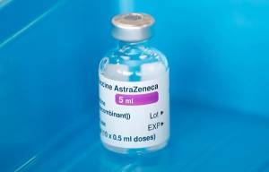ΠΟΥ για AstraZeneca: «Ευλογοφανής αλλά όχι επιβεβαιωμένη» η σύνδεση εμβολίου-θρομβώσεων