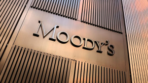 Moody's: Οι πιστωτικές συνθήκες κρατούν πίσω την Ελλάδα