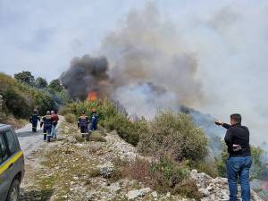 Πυρκαγιά στην Σάμο: Προληπτική εκκένωση του χωριού Βουρλιώτες