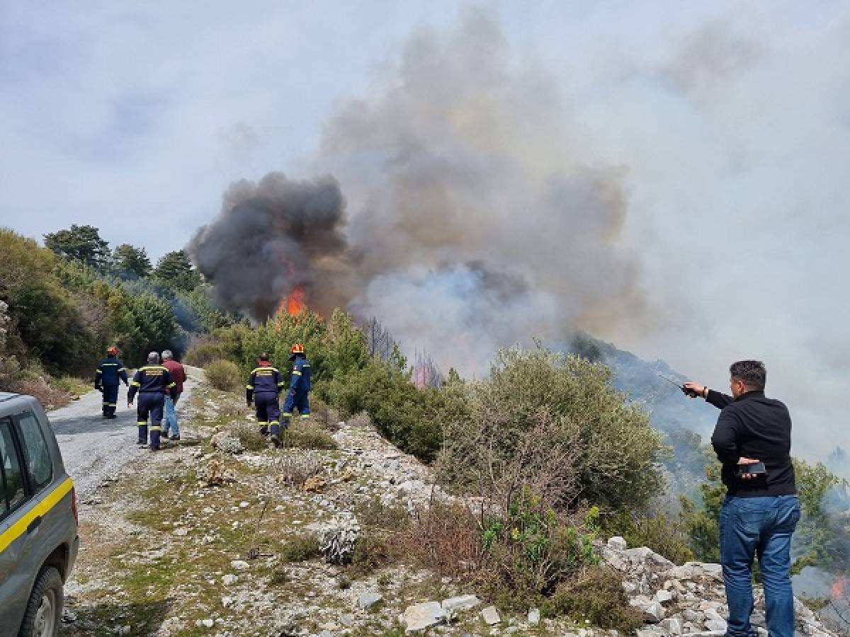 Πυρκαγιά στην Σάμο: Προληπτική εκκένωση του χωριού Βουρλιώτες