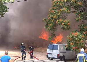 Φωτιά σε επιχείρηση στο Μοσχάτο-Μήνυμα του 112 για τους καπνούς