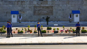 Μαθητική παρέλαση 28ης Οκτωβρίου: Υπό στενή αστυνομική επιτήρηση το μνημείο του Αγνώστου Στρατιώτη