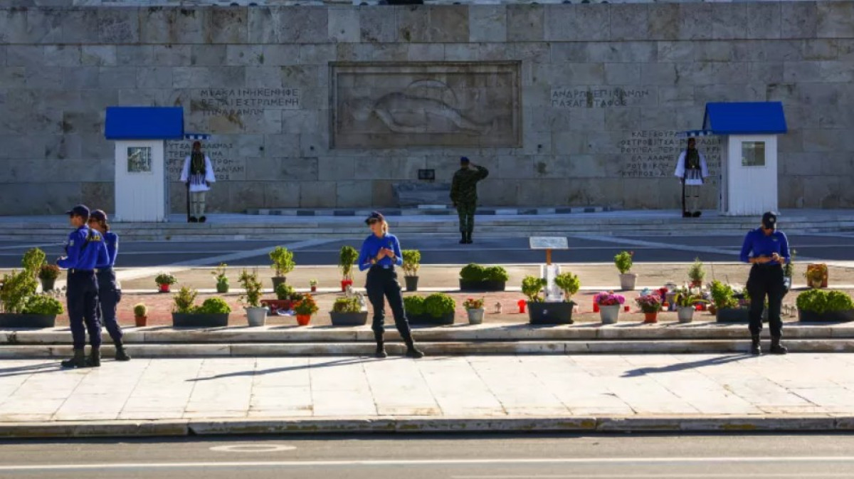 Μαθητική παρέλαση 28ης Οκτωβρίου: Υπό στενή αστυνομική επιτήρηση το μνημείο του Αγνώστου Στρατιώτη
