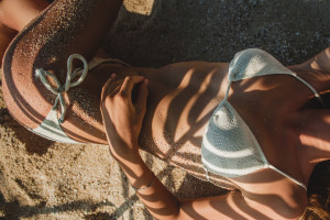 Tanmaxxing: To trend που στέλνει τη Gen Z στον ήλιο χωρίς αντηλιακό