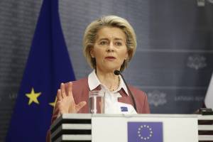 Μετάλλαξη Όμικρον: Ρήτρα προσαρμογής των εμβολίων εντός 100 ημερών