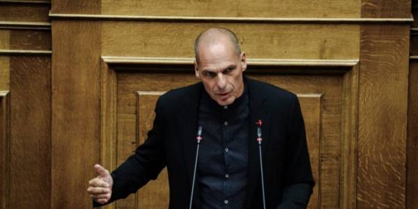 Βαρουφάκης: Μειώνουμε τα άτομα στη Βουλή και όχι στα σχολεία;