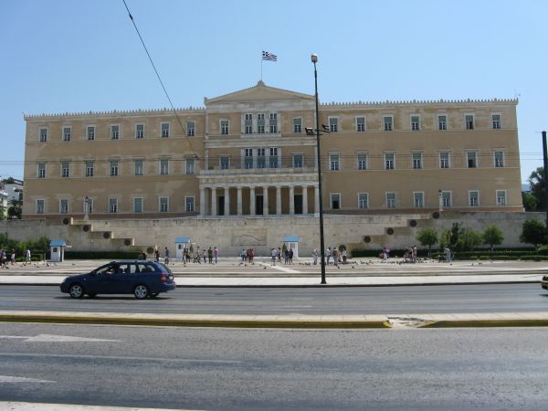 Μνημόνιο-Βουλή: Πόσα χάνουν οι βουλευτές από την κατάργηση του αφορολόγητου
