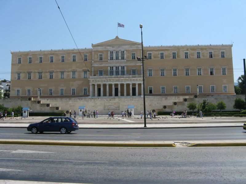 Μνημόνιο-Βουλή: Πόσα χάνουν οι βουλευτές από την κατάργηση του αφορολόγητου