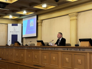 Στουρνάρας: Η εξάρτηση από τις διεθνείς εξελίξεις καθιστά αναγκαία τη διαφοροποίηση του παραγωγικού μοντέλου