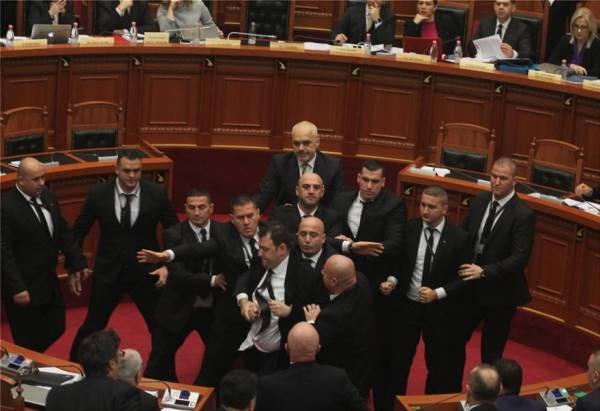 Ο Ράμα «έφαγε» αυγό ενώ μιλούσε στην αλβανική βουλή (video)