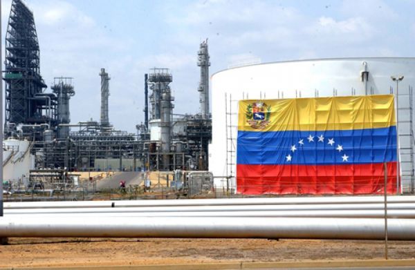 Η Βενεζουέλα θα χρεοκοπήσει υπό το βάρος της πτώσης του πετρελαίου, μεταδίδει το Bloomberg