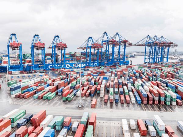 Η Cosco αποκτά το 35% τερματικού εμπορευματοκιβωτίων του Αμβούργου