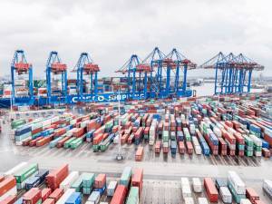 Η Cosco αποκτά το 35% τερματικού εμπορευματοκιβωτίων του Αμβούργου