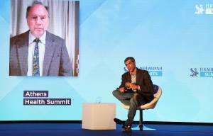Peter Piot: Με την τρίτη δόση θεωρείται ολοκληρωμένος ο εμβολιασμός