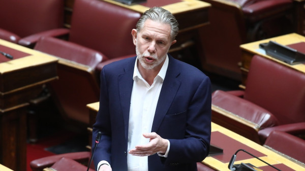 Επίθεση Γερουλάνου σε Χατζηδάκη: Αρνείται να απαντήσει ερώτηση για την…οικονομία