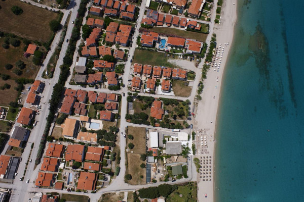 Ξεκίνησαν έλεγχοι με drones για τις ξαπλώστρες στις παραλίες