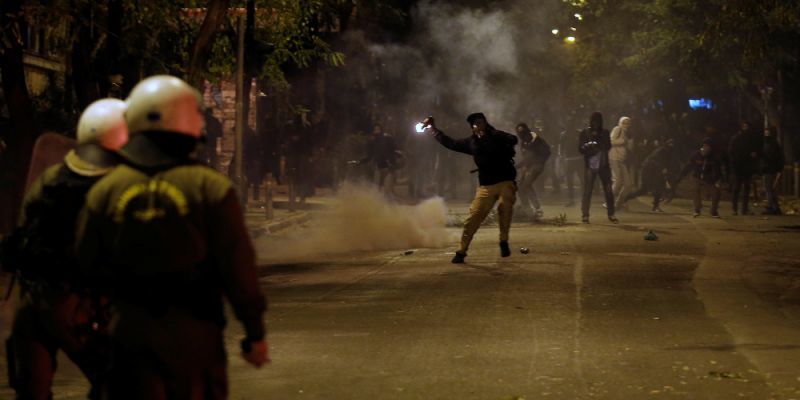 Εξάρχεια: Προσαγωγές και συλλήψεις μετά τη νύχτα επεισοδίων