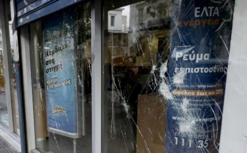Κουκουλοφόροι «τα έσπασαν» στην Πατησίων στις 10 το πρωί (video)