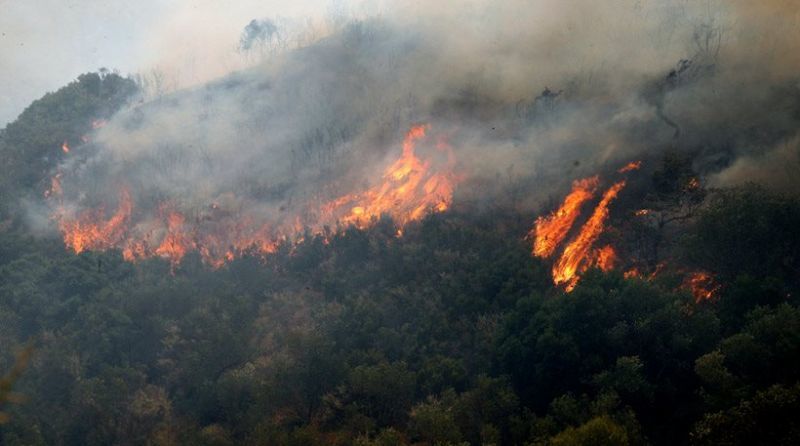 Στις φλόγες τα Δερβενοχώρια-Αναγκαστική προσγείωση Canadair
