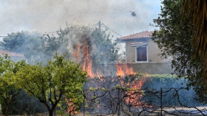 Πυρκαγιές στη Ρόδο: 6 «κόκκινα» και 22 «κίτρινα» κτήρια