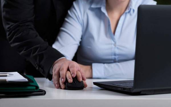 Έρευνα: Το 82% των γυναικών έχουν δεχτεί παρενόχληση στη δουλειά