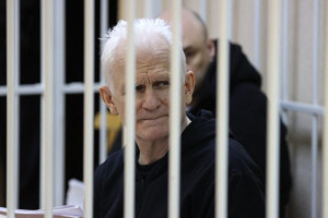 Λευκορωσία: Απελευθερώθηκαν 123 πολιτικοί κρατούμενοι – Ανάμεσά τους ο Νομπελίστας Αλές Μπιαλάτσκι