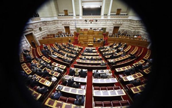 Πόλεμος κυβέρνησης-αντιπολίτευσης για υποβρύχια και τιμές φαρμάκων