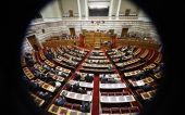 Πόλεμος κυβέρνησης-αντιπολίτευσης για υποβρύχια και τιμές φαρμάκων