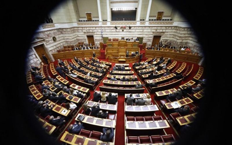Πόλεμος κυβέρνησης-αντιπολίτευσης για υποβρύχια και τιμές φαρμάκων