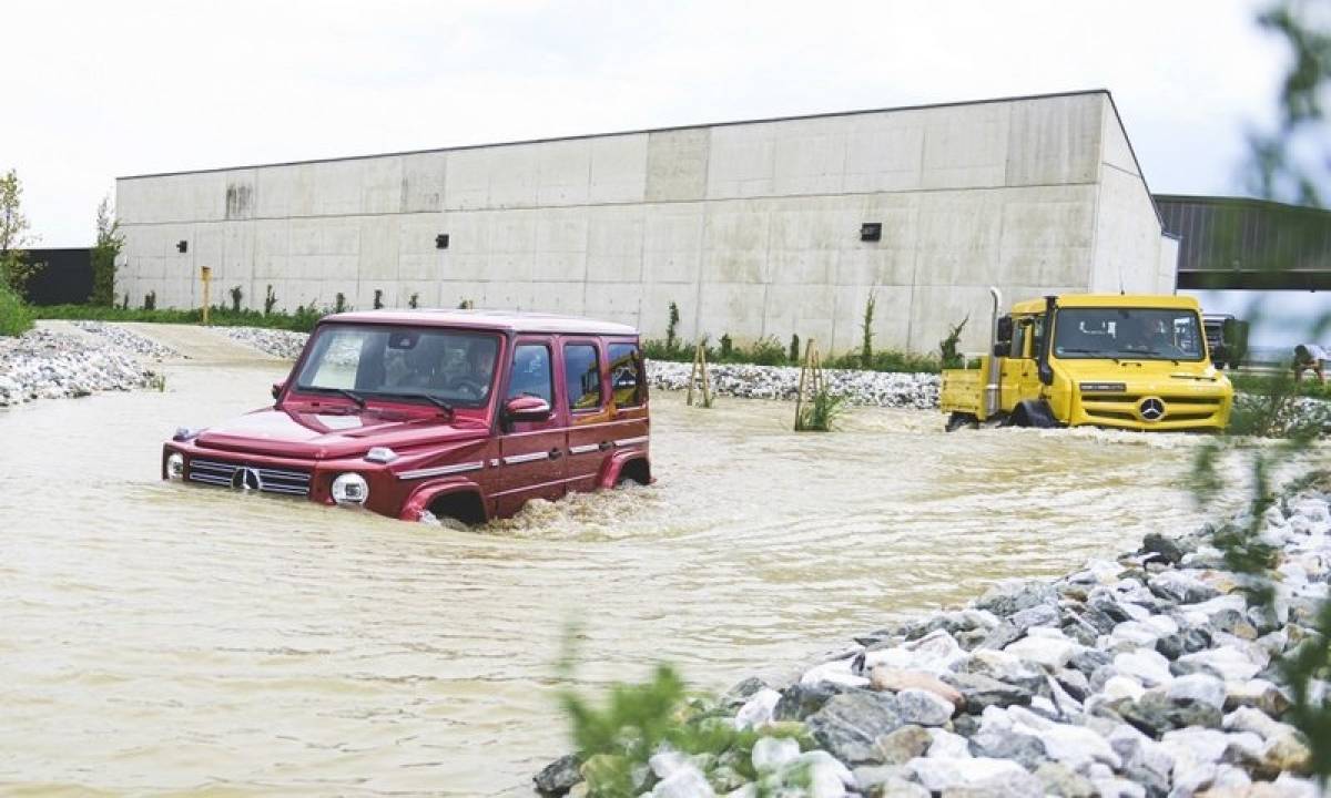 Δύο τετρακίνητα της Mercedes-Benz "καταπίνουν" κάθε εμπόδιο (video)
