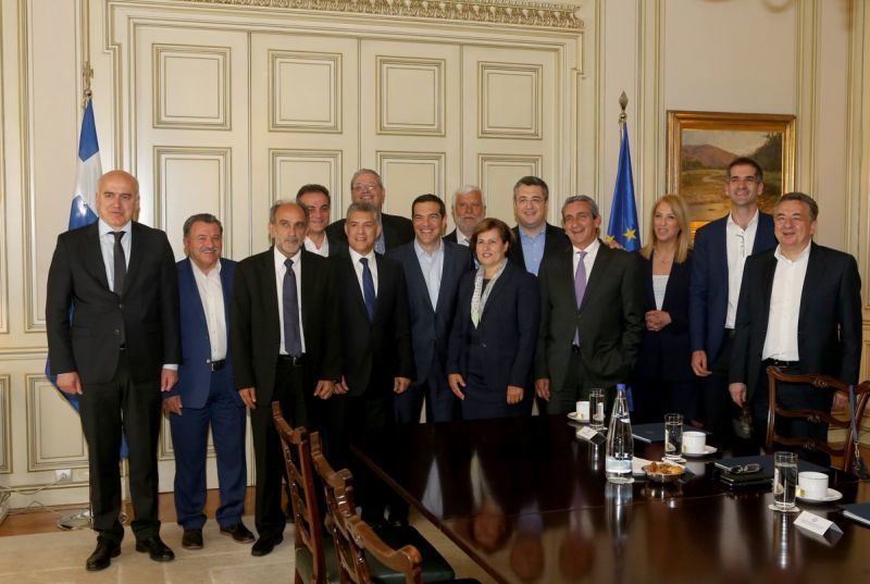 Ο Τσίπρας υπόσχεται πρωταγωνιστικό ρόλο στους περιφερειάρχες