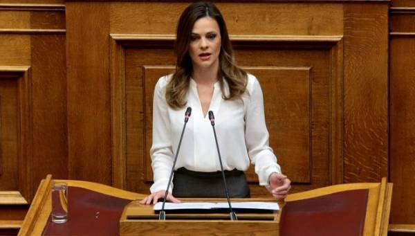 Αχτσιόγλου: Η κυβέρνηση προωθεί σύστημα εργασιακής ζούγκλας