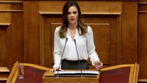 Αχτσιόγλου: Η κυβέρνηση προωθεί σύστημα εργασιακής ζούγκλας
