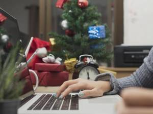 Πώς αμείβονται όσοι εργάζονται τις αργίες των Χριστουγέννων