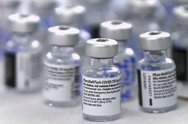 FAZ: Χαραμίζονται σχεδόν 200.000 δόσεις του εμβολίου της BioNtech