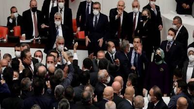 Νέα επεισόδια στην τουρκική Βουλή- Πιάστηκαν στα χέρια βουλευτές