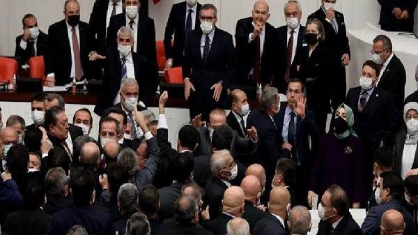 Νέα επεισόδια στην τουρκική Βουλή- Πιάστηκαν στα χέρια βουλευτές