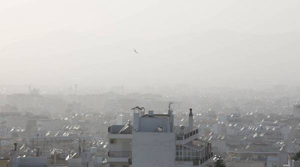Νεφελώδες, βροχερό και με αφρικανική σκόνη το σκηνικό του καιρού