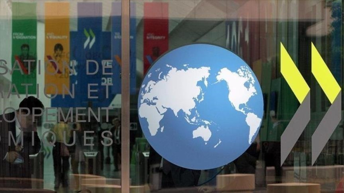 ΟΟΣΑ: «Ψαλιδίζει» τις προοπτικές ανάπτυξης παγκοσμίως- «Ροκανίζονται» τα εισοδήματα