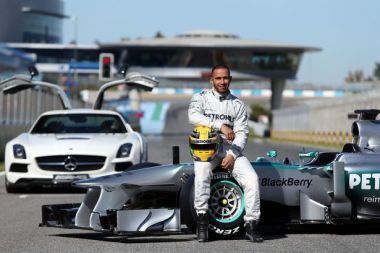 Ανανέωσε για τρία χρόνια με Mercedes, ο Χάμιλτον