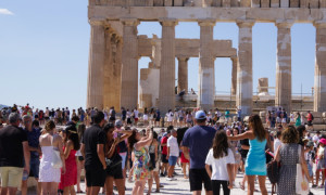 Μόνο με τουρισμό δεν πάμε πουθενά